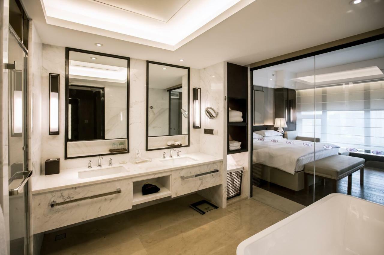 Crowne Plaza Zhanjiang Kang Yi, an IHG Hotel Bagian luar foto